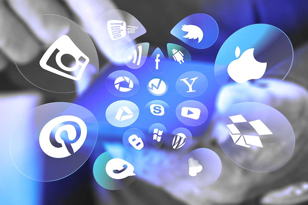 Diverse Social Media-Symbole vor unscharfem Hintergrund